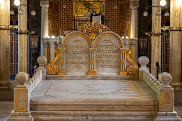 Interior of Ben-Ezra synagogue in old city (medina) of Cairo - obrazy, fototapety, plakaty