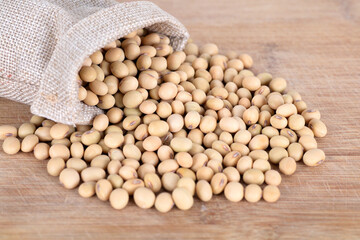 Dump the scattered soybeans in the bag