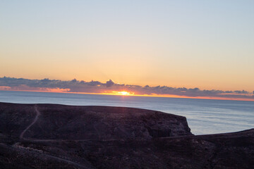 Fototapeta premium Sonnenaufgang auf den Klippen von Fuerteventura