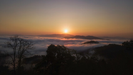 Obraz premium Beautiful sunshine at misty morning mountains at north thailand