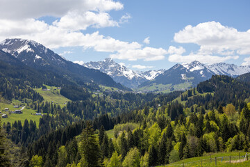 Fototapeta na wymiar Wunderschöne Aussicht in den Alpen über ein Dorf mit Ausblick und ein wenig Schnee