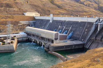 The Clyde Dam and hydroelectric power station on the Clutha River, New Zealand