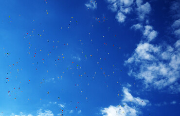 bunte Luftballons vor blauem Himmel
