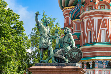 Fototapeta na wymiar Monument to Minin and Pozharsky, on Red Square, covered with patina