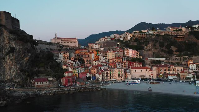 Vista aerea della citt&agrave; di Scilla di notte in Calabria