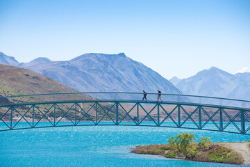 Lake Tekapo Footbridge, New Zealand - obrazy, fototapety, plakaty