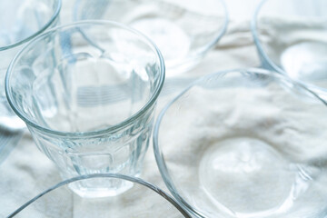 並べた透明の食器