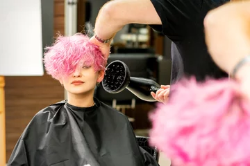 Vlies Fototapete Schönheitssalon Hairdresser drying pink hair of client
