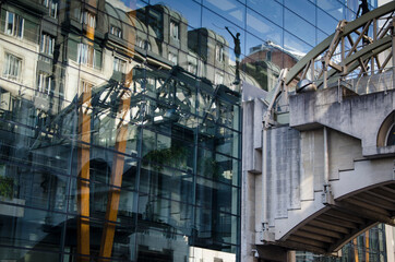 Architektonischer Kontrast im Europaviertel von Brüssel