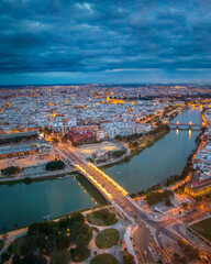 Vista aérea al anochecer en Sevilla
