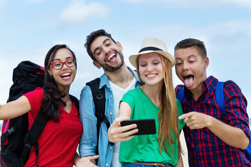 Backpacker und Influencer machen Selfie mit Handy