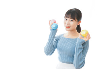 ボールで遊ぶ若い女性