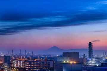 Fototapeta premium 夕暮れの川崎工業地帯と遠くに見える富士山