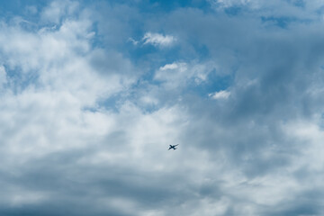 Startujący samolot na błękitnym niebie - obrazy, fototapety, plakaty