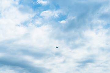 Startujący samolot na błękitnym niebie