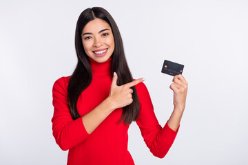 Naklejka premium Photo of young smiling charming positive asian girl advertise credit card recommendation isolated on grey color background