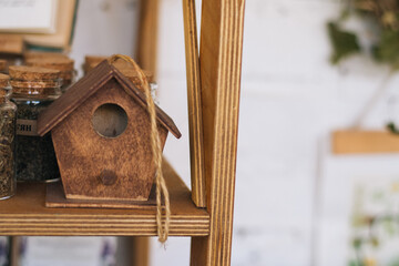 Obraz na płótnie Canvas brown wooden birdhouse close up