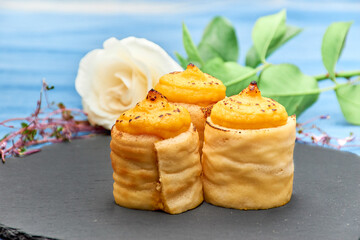 Cakes arranged in the shape of a pyramid, very spongy. Avila yolks with a natural slate base.
