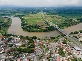 Cidade de Registro em São Paulo com a BR-116, Rodovia Régis Bittencourt, cortando a cidade que é...