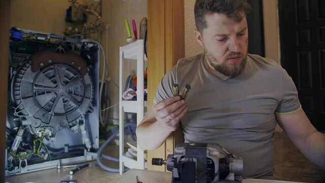 Young housewife does not know how to fix his broken washing machine