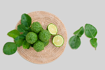 Fresh bergamot from nature Resting on a wooden chopping board To be used as a cook and nourishing human hair and skin. - obrazy, fototapety, plakaty