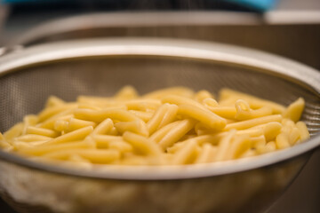 茹で上がったパスタの湯切り