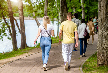 Obraz premium A guy and a girl walk along the path in the city Park 