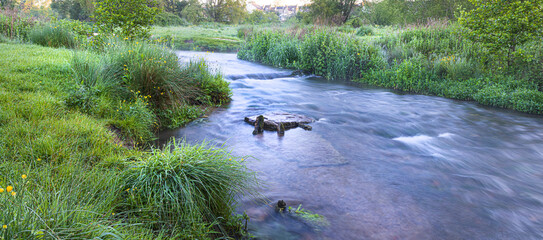 The River Avon at Daniels Well, Malmesbury, Wiltshire - obrazy, fototapety, plakaty