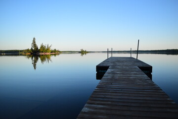 Obraz premium a doc on the water at caddy lake