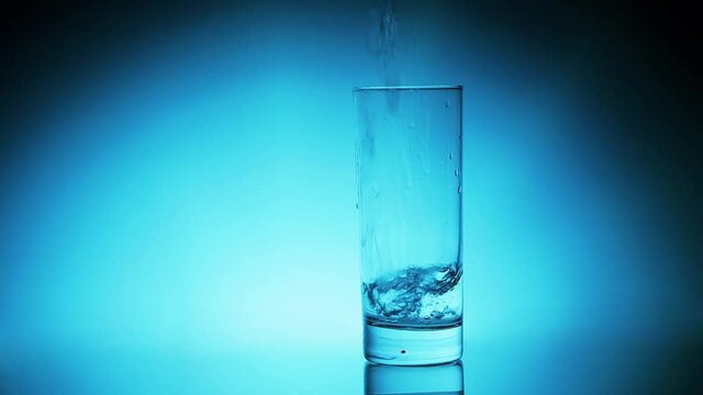 Wasser in ein Glas giessen