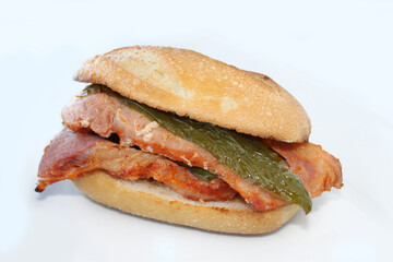 montadito de lomo asado con pimientos