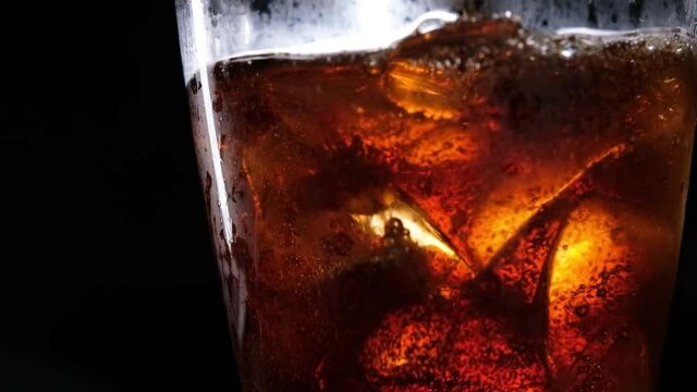 コーラがグラスに注がれる