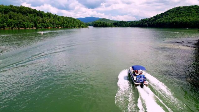 boats on watauga lake in east tennessee near johnson city tennessee, elizabethton tennessee, kingsport tennessee and bristol tennessee