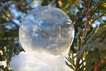 Gefrorene Seifenblasen, Seifenblasen gefrieren bei sehr tiefen Temperaturen, Kristallmuster