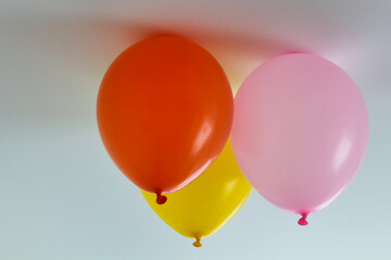 3 Ballone mit roter, gelber und rosa farbe, Geburtstagfest , Dekoration, Ballon ist elektrostatisch...
