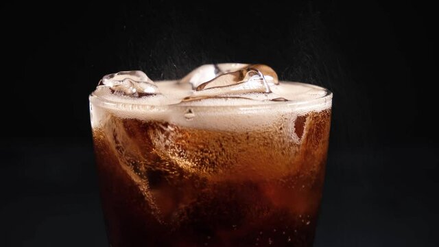 コーラがグラスに注がれる