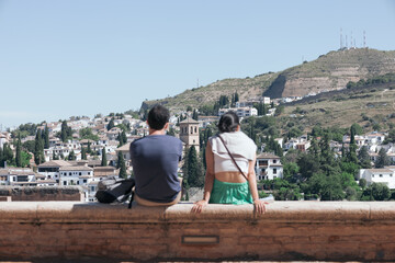 Pareja mirando al Albaicín en Granada