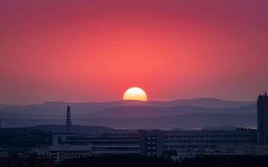 Obraz premium Sunset over the hills in clear weather gorizon clouds