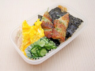 ちくわ天と卵焼きが入った海苔弁当