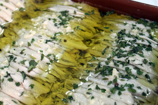 bandeja de barro con boquerones en vinagre y perejil