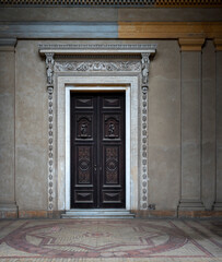 Fototapeta na wymiar historische Tür mit Ornamenten