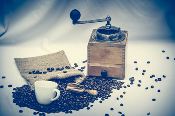 Alte Kaffeemühle mit kaffeebohnen