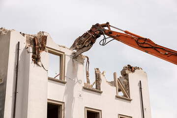Demolition of an house with mechanical hydraulic crusher.