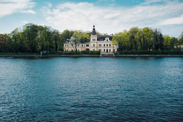 Obraz premium Yellow building on the river