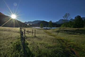Fototapeta na wymiar Morgensonne am Wagenbrüchsee in der Alpenwelt Karwendel