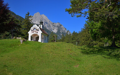 Die Kapelle Maria Königingin vor dem Wetterstein Gipfeln