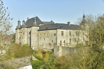 Fototapeta na wymiar L'imposant château féodal dominant la vallée de la Sennette à Ecaussinnes-Lalaing en Hainaut 