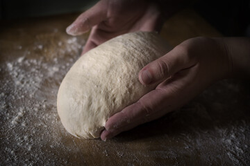 Impastando della pizza fatto in casa.