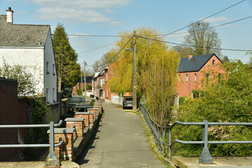 Passage entre deux bras de ruisseau au centre historique d'Ecaussinnes en Hainaut 