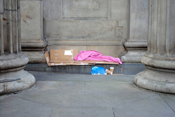 Homeless Rough Sleepers Bed in Forecourt of Classical Stone Building - obrazy, fototapety, plakaty